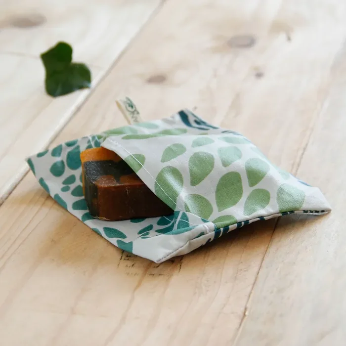 Angie Be Green — Pochette savon (coton enduit)