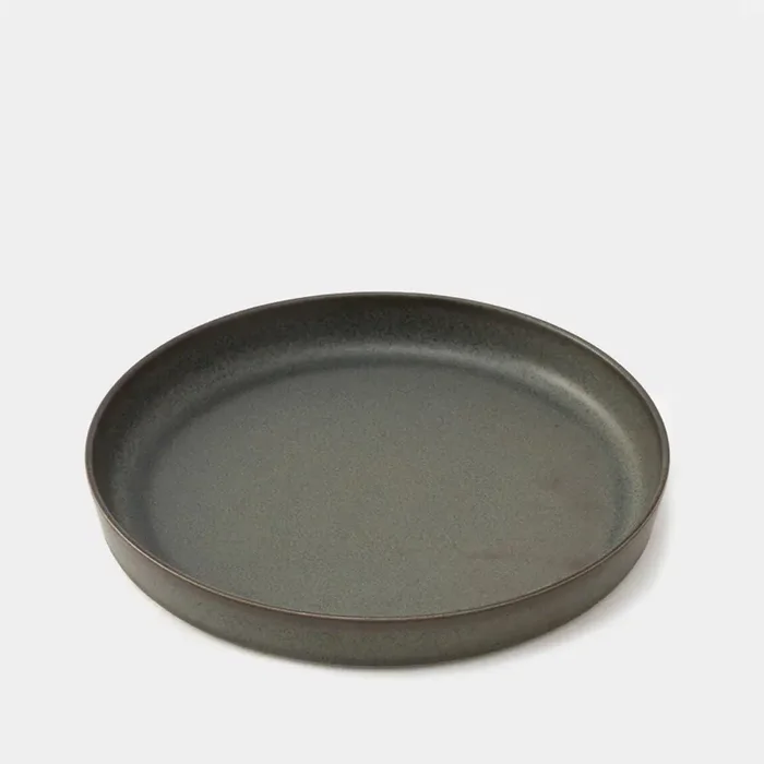 Assiette curry creuse gris foncé par Ai Yoshida ⋅ Nakazen