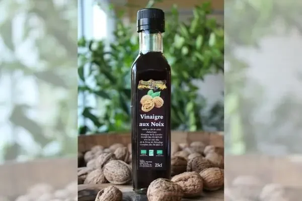 Vinaigre de vin blanc aromatisé à la Noix BIO – Bouteille 25cl